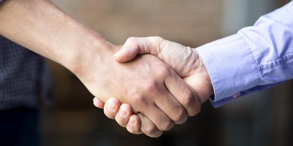 Gros Plan Deux Hommes Affaires Secouant Mains 1262 3740